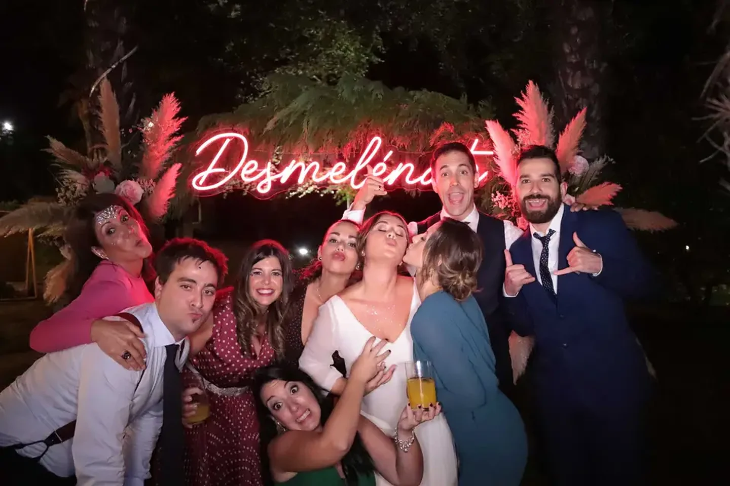 Grupo de invitados disfrutando del fotomatón en una boda